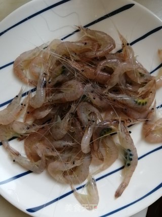 油炸小河虾的做法步骤：1