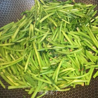 蒜蓉炒茼蒿的做法步骤：4