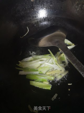 木瓜炒卤耳尖的做法步骤：4