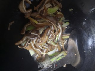 木瓜炒卤耳尖的做法步骤：5