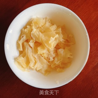 广东靓汤之银耳雪梨清润汤的做法步骤：2