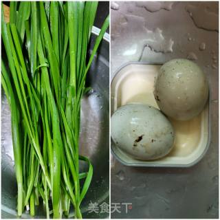 韭菜炒鸭蛋的做法步骤：1