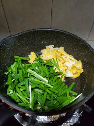 韭菜炒鸭蛋的做法步骤：5