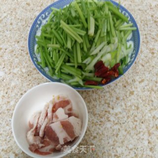五花肉炒芹菜的做法步骤：1