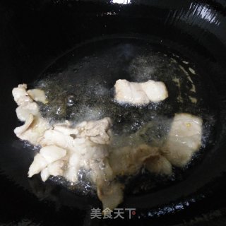 五花肉炒芹菜的做法步骤：2