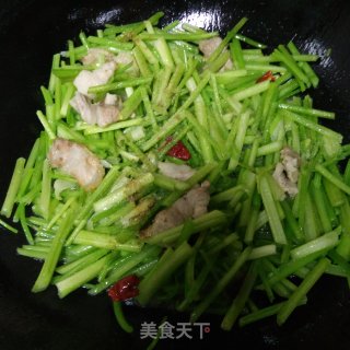 五花肉炒芹菜的做法步骤：3