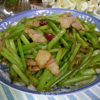五花肉炒芹菜的做法步骤：6