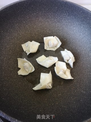 馄饨抱（爆）蛋的做法步骤：1