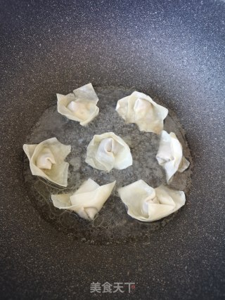馄饨抱（爆）蛋的做法步骤：2
