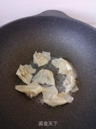 馄饨抱（爆）蛋的做法步骤：4