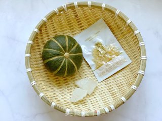 南瓜银耳羹的做法步骤：1