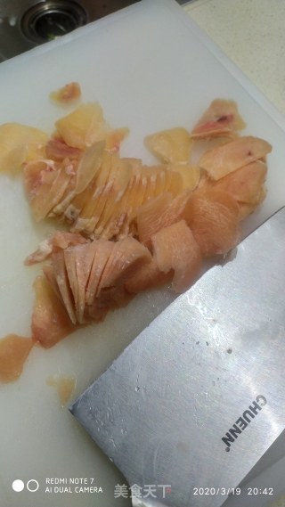 鸡胸肉焖腐竹的做法步骤：1