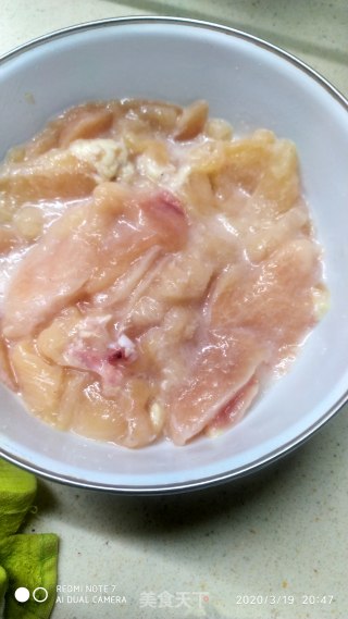 鸡胸肉焖腐竹的做法步骤：2