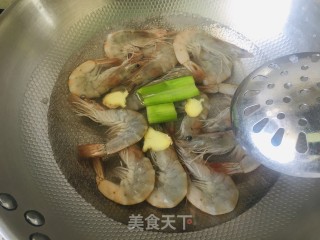 白灼大青虾的做法步骤：1