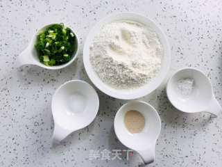 手不粘面的葱花饼的做法步骤：1