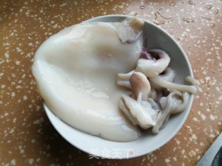 芹菜炒墨鱼的做法步骤：1