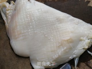 芹菜炒墨鱼的做法步骤：2