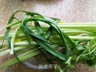 芹菜炒墨鱼的做法步骤：5
