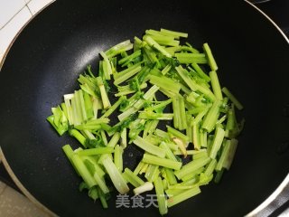 芹菜炒墨鱼的做法步骤：8