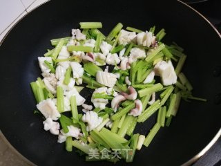芹菜炒墨鱼的做法步骤：9