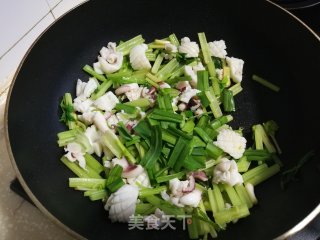 芹菜炒墨鱼的做法步骤：10