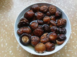 香菇蒸鸡腿的做法步骤：1