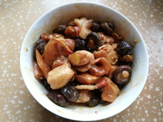 香菇蒸鸡腿的做法步骤：3