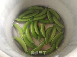 虾仁腰果炒甜豆的做法步骤：2