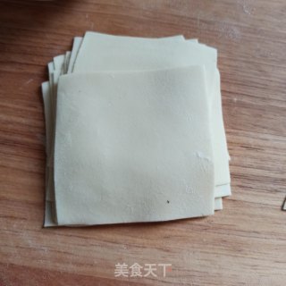 三种荠菜鲜肉馄饨的包法的做法步骤：3
