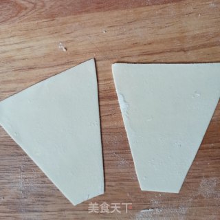三种荠菜鲜肉馄饨的包法的做法步骤：4