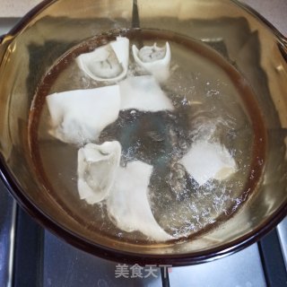 三种荠菜鲜肉馄饨的包法的做法步骤：17