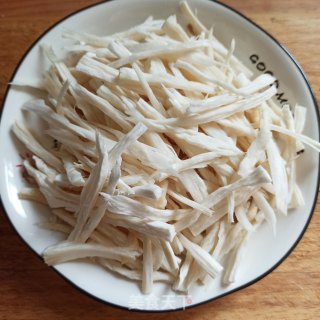 杏鲍菇炒韭菜的做法步骤：2