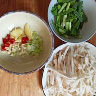 杏鲍菇炒韭菜的做法步骤：3