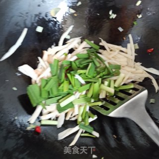 杏鲍菇炒韭菜的做法步骤：9
