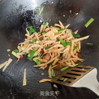 杏鲍菇炒韭菜的做法步骤：11