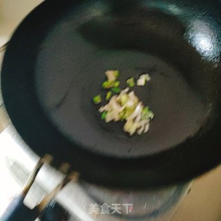 韭菜炒猪血的做法步骤：2