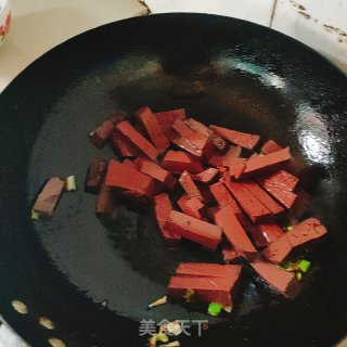 韭菜炒猪血的做法步骤：3