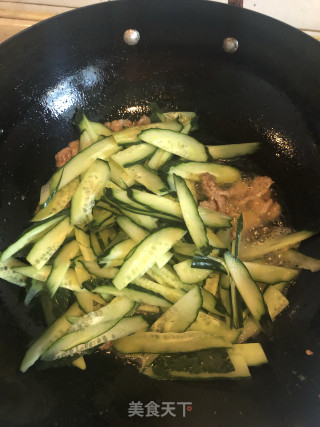 黄瓜木耳肉片的做法步骤：2