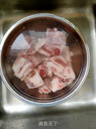 山药排骨汤的做法步骤：1
