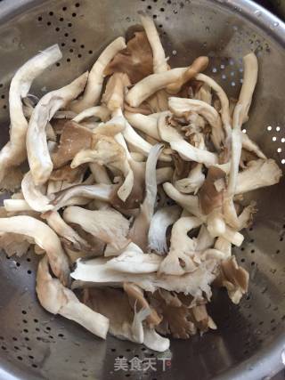 酥炸蘑菇的做法步骤：1
