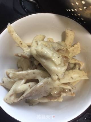 酥炸蘑菇的做法步骤：3