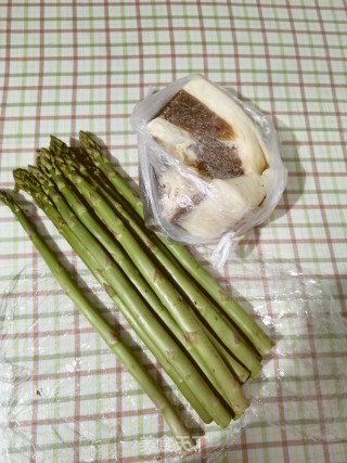 腊肉炒芦笋的做法步骤：1