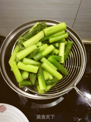 腊肉炒芦笋的做法步骤：3