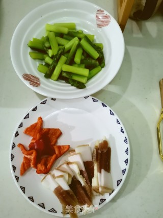 腊肉炒芦笋的做法步骤：4