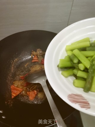 腊肉炒芦笋的做法步骤：9