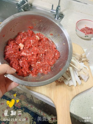 杏鲍菇炒牛肉的做法步骤：1