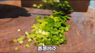 葱油虾片的做法步骤：2