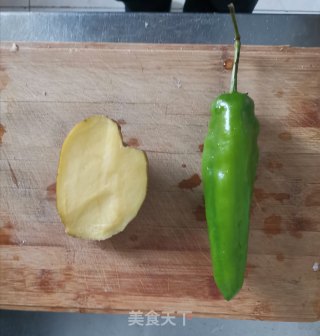 青椒土豆片的做法步骤：1