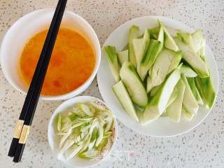 丝瓜炒鸡蛋的做法步骤：2