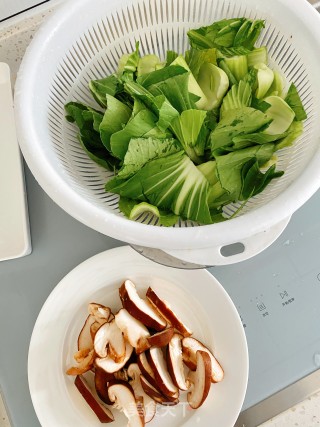香菇油菜的做法步骤：1